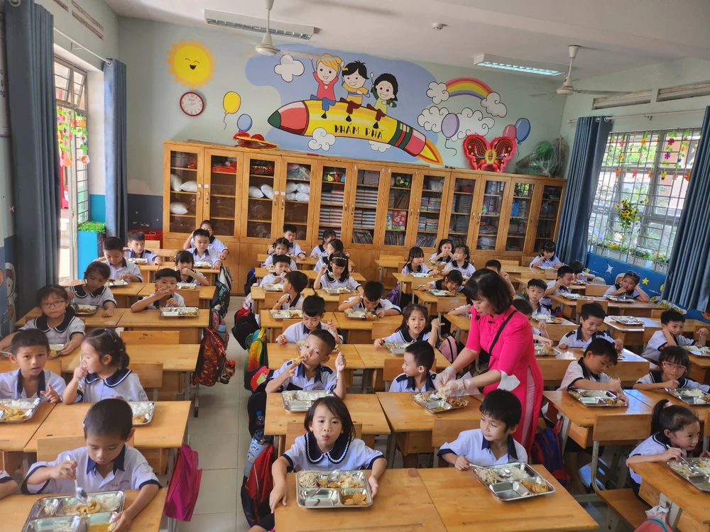 Hiệu trưởng phải gửi ảnh bữa ăn bán trú mỗi ngày