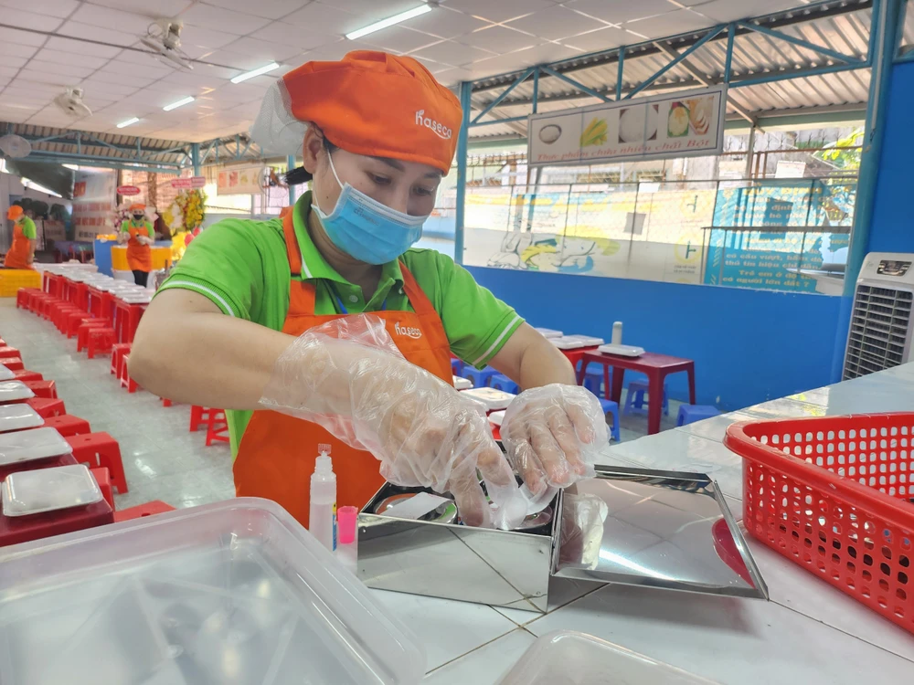 Hiệu trưởng phải gửi ảnh bữa ăn bán trú mỗi ngày