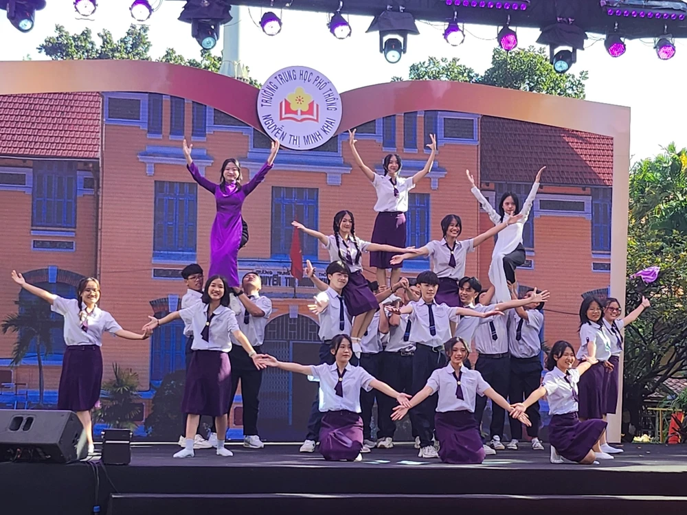 Trường Áo Tím- Gia Long- Minh Khai