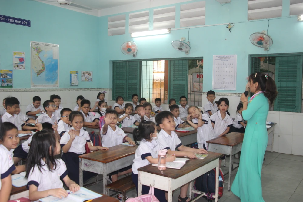 người lạ cho học sinh tiền ăn sáng