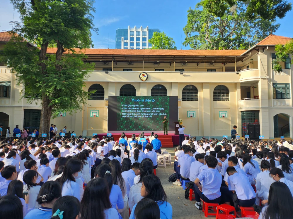 hút thuốc lá điện tử