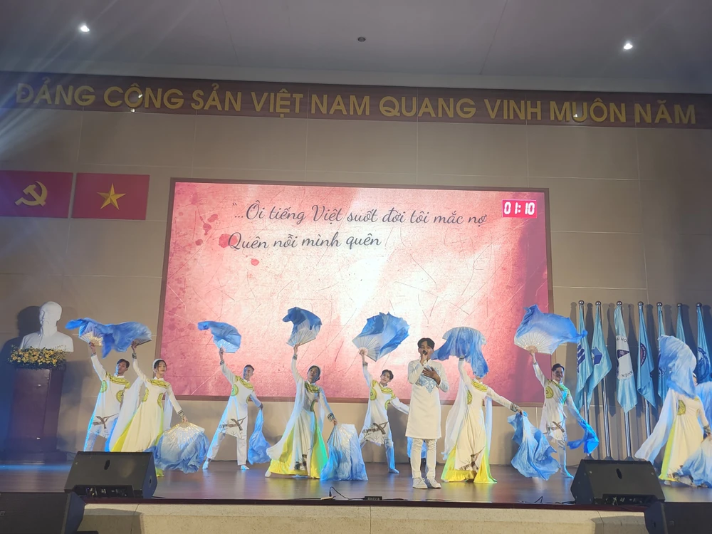 biệt tài hùng biện tiếng Việt của lưu HS nước ngoài