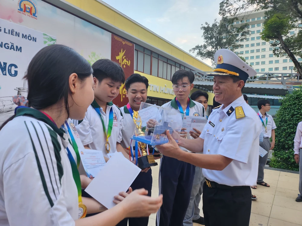 thiết kế mô hình tàu ngầm