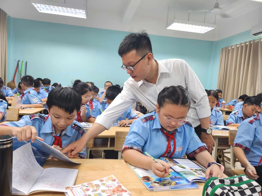 Học sinh quây cô giáo; miễn giảm học phí THCS