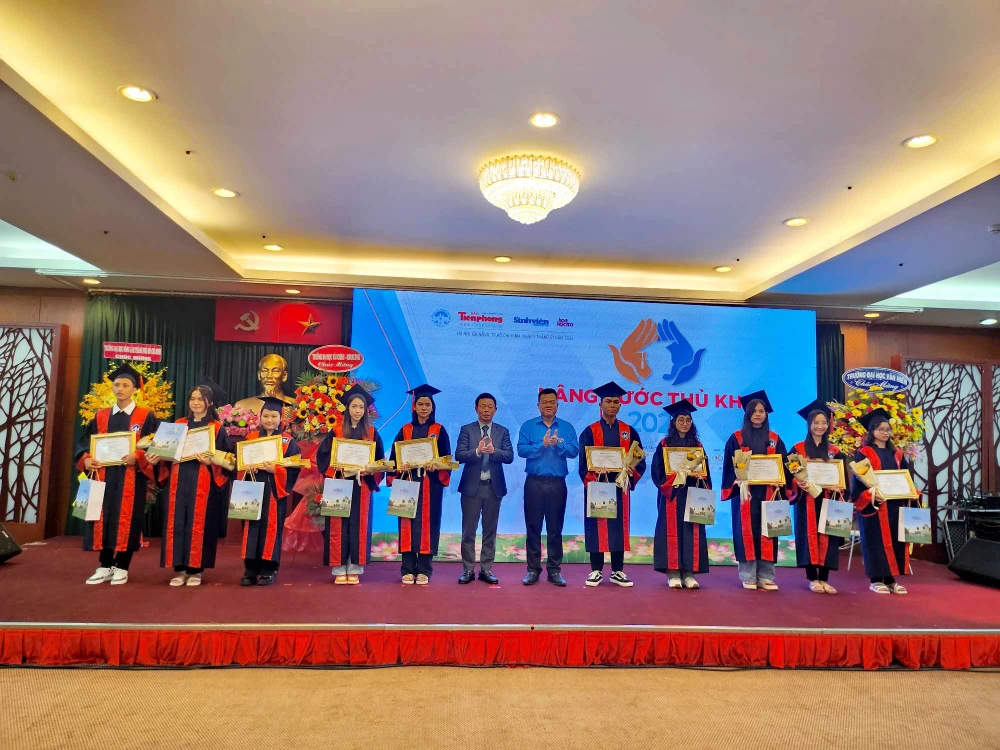 học bổng 'Nâng bước thủ khoa'