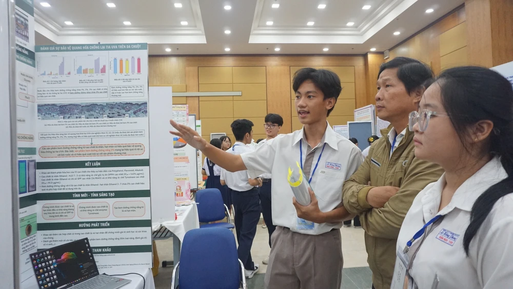 Thí sinh trao đổi với giáo viên hướng dẫn trước giờ diễn ra cuộc thi khoa học kỹ thuật