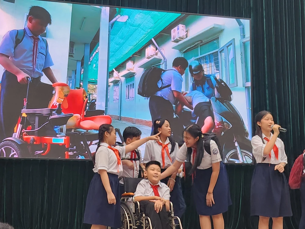 Mẹ bật khóc tại hội thi ‘Nét đẹp trường em’