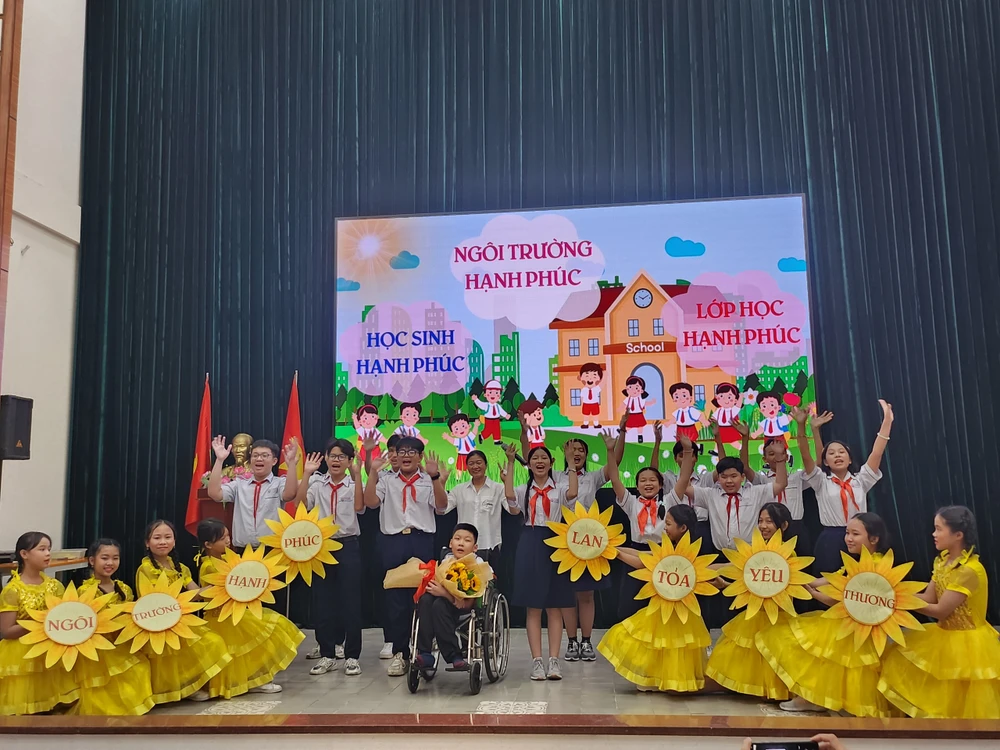 Mẹ bật khóc tại hội thi ‘Nét đẹp trường em’