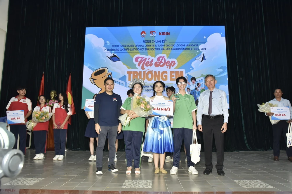 Mẹ bật khóc tại hội thi ‘Nét đẹp trường em’