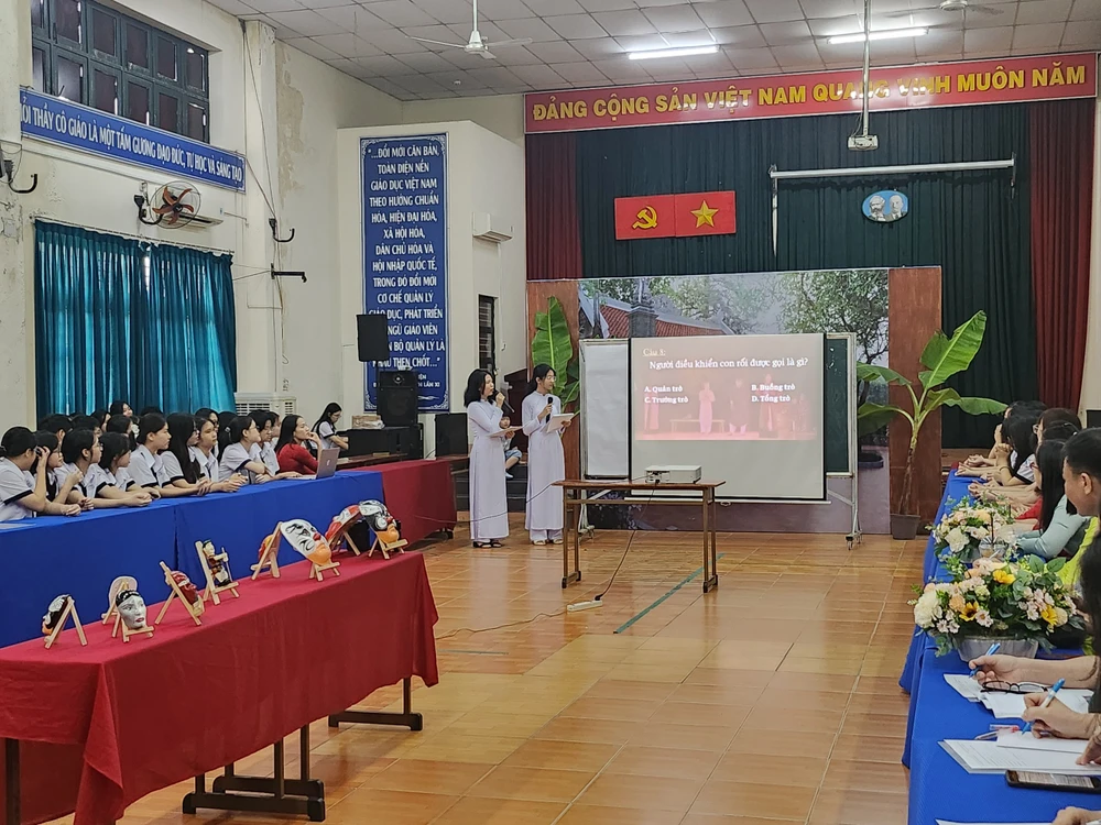 HS hiểu về loại hình sân khấu truyền thống qua diễn chèo, múa rối nước