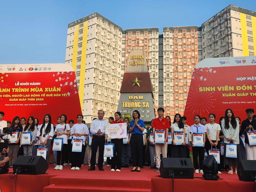 ‘Hành trình mùa xuân’ đưa 225 sinh viên về quê đón Tết