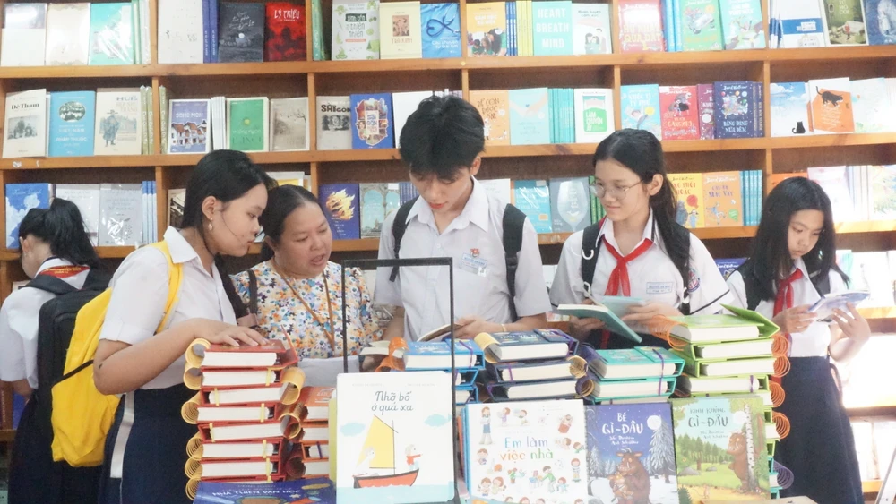 lớn lên cùng sách