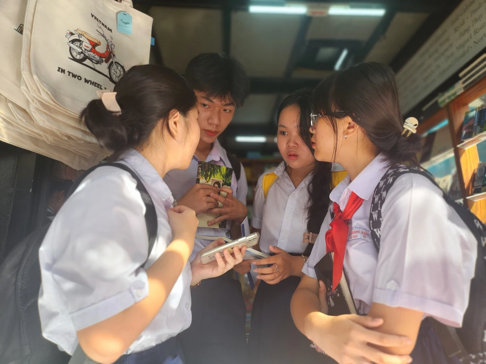 lớn lên cùng sách