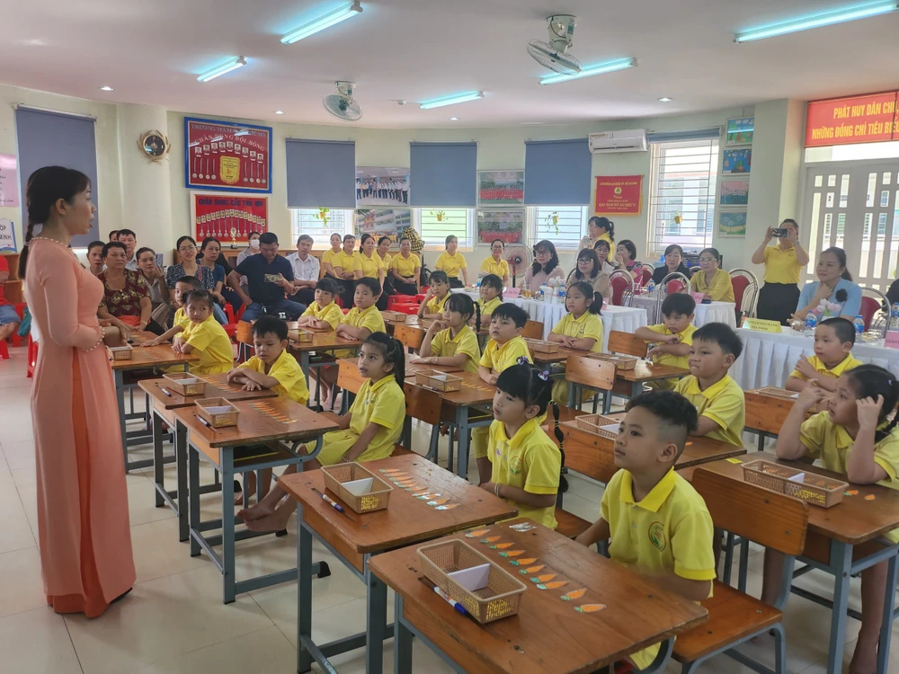 Lớp học giả định