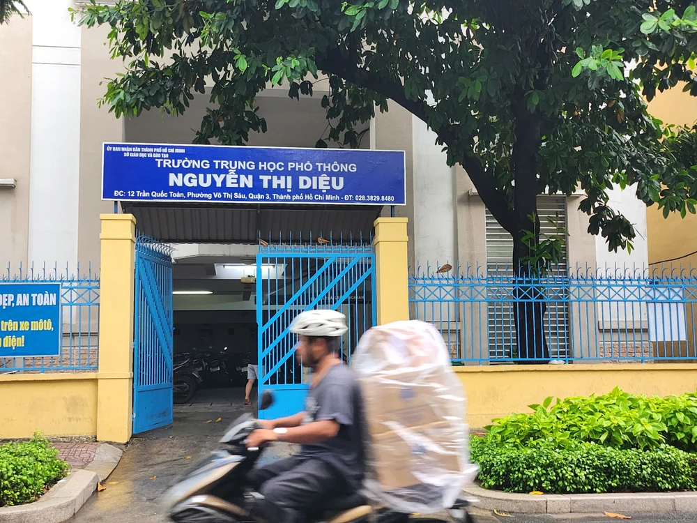 6 học sinh đánh bạn trước lớp