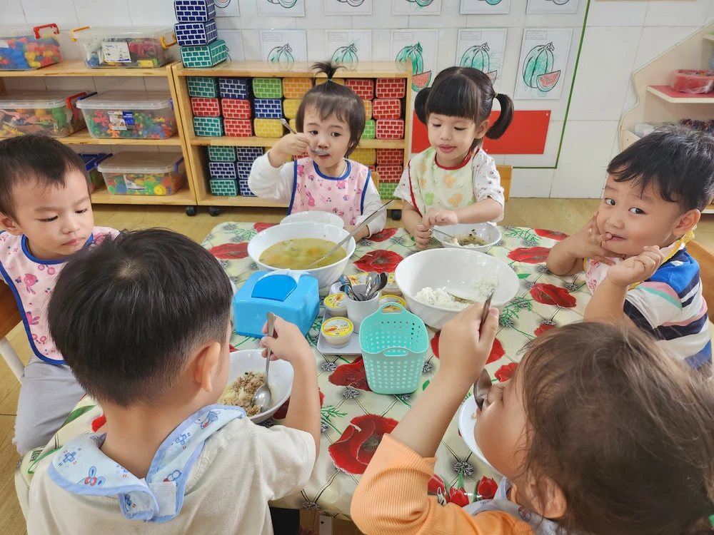 tiền ăn bán trú