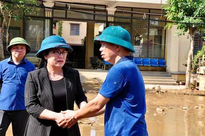 học sinh đi học trở lại