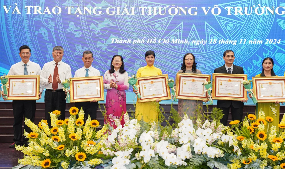 giai-thuong-vo-truong-toan-7.jpg