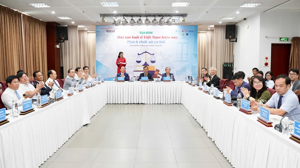 Toàn cảnh toạ đàm " Đào tạo luật ở Việt Nam hiện nay: Thách thức và cơ hội". Ảnh: THUẬN VĂN