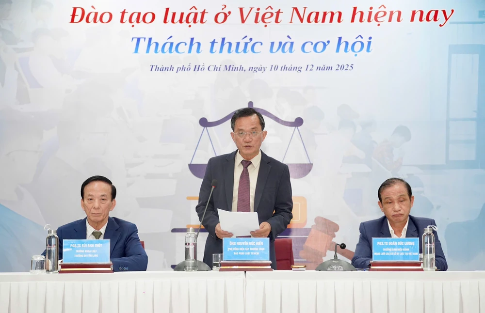 Đồng chủ trì toạ đàm gồm có ông Nguyễn Đức Hiển, Phó Tổng biên tập thường trực Báo Pháp Luật TP.HCM (giữa), PGS. TS Đoàn Đức Lương, Hiệu trưởng Trường ĐH Luật - ĐH Huế, Trưởng Ban điều hành Mạng lưới Đào tạo Luật ở Việt Nam (bìa phải) và PGS. TS Bùi Anh Thủy - Trưởng Khoa Luật, Trường ĐH Văn Lang (bìa trái). Ảnh: THUẬN VĂN
