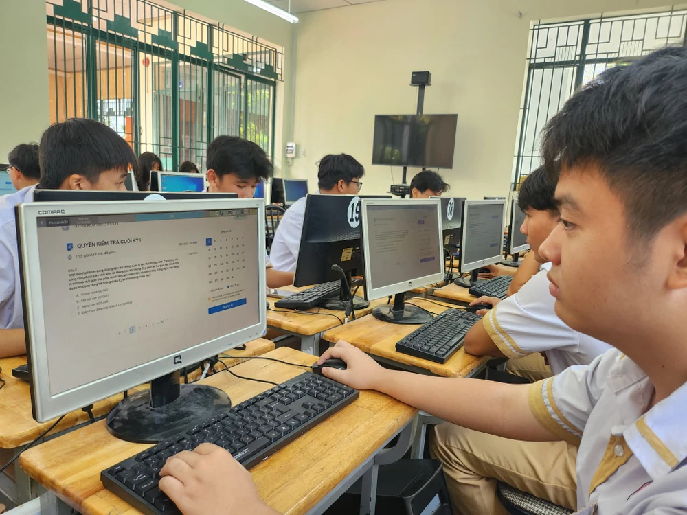 thi trên máy tính