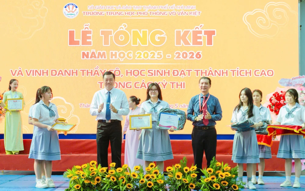 hoc-sinh-gioi.jpg