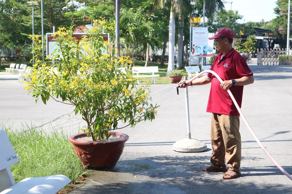 Anh Lộ Phú Minh Quang – nhân viên cây xanh đang thực hiện nhiệm vụ mỗi buổi sáng trước khi học sinh đến trường.jpg