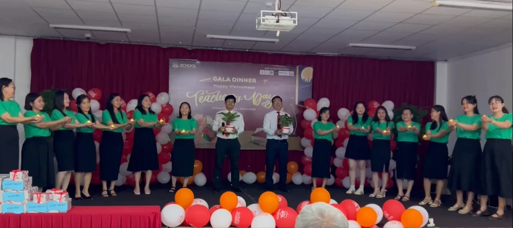 Các anh chị khối văn phòng mặc dù rất bận công tác tổ chức nhưng vẫn chuẩn bị tiết mục văn nghệ Chào mừng Ngày Nhà giáo Việt Nam 20 tháng 11.png