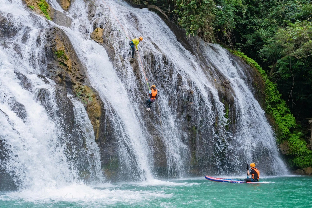 Chinh phục thác Tà Puồng hùng vĩ nằm giữa cánh rừng nguyên sinh. Ảnh CTV.jpg