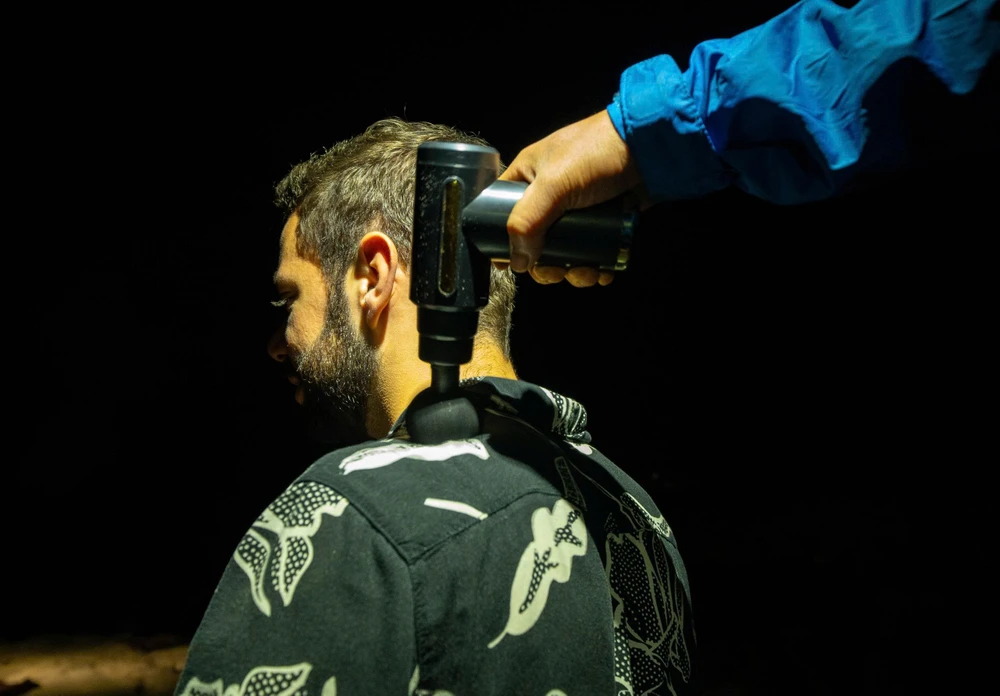 Thiết bị massage cầm tay hỗ trợ giãn cơ sâu ngay tại bãi trại.jpg