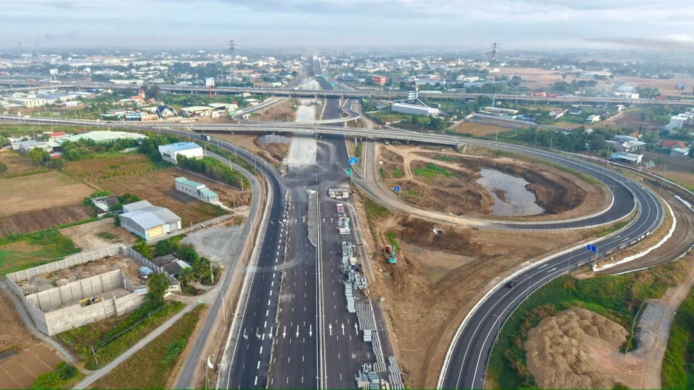 Ảnh 1_Nút giao Mỹ Yên – Bến Lức, điểm kết nối giữa cao tốc TP.HCM - Trung Lương, cao tốc Bến Lức - Long Thành và Vành đai 3 – đang đi vào giai đoạn hoàn thiện.jpg