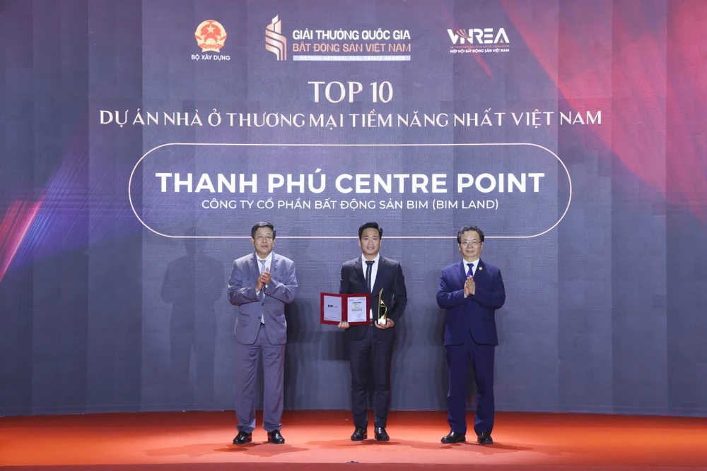 Ông Dương Đức Tuấn, Ủy viên Ban Thường vụ Thành ủy, Phó Chủ tịch Thường trực UBND TP. Hà Nội (trái) và GS. TS. Hoàng Văn Cường, Phó Chủ tịch Hội đồng Giáo sư Nhà nước, Phó Chủ tịch Hội Khoa học Kinh tế Việt Nam trao.jpg