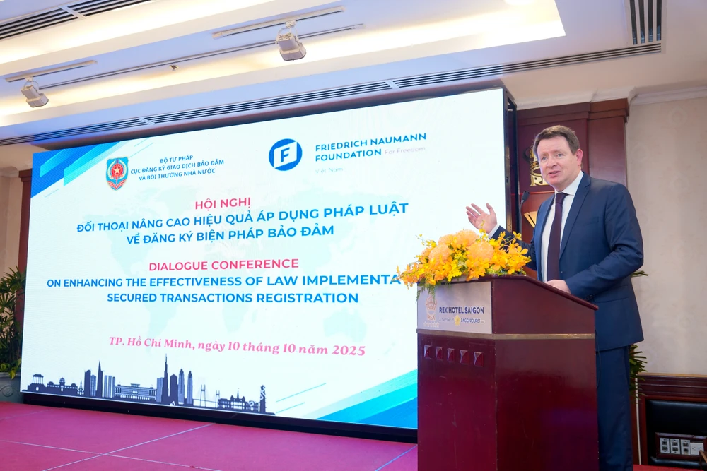 Ong Tobias Oelsner_dang-ky-bien-phap-bao-dam.jpg