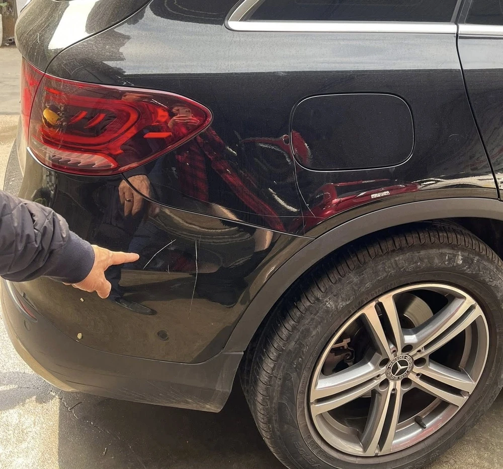 xe Mercedes_dau-truoc-cua-nha-bao-cong-an.jpeg