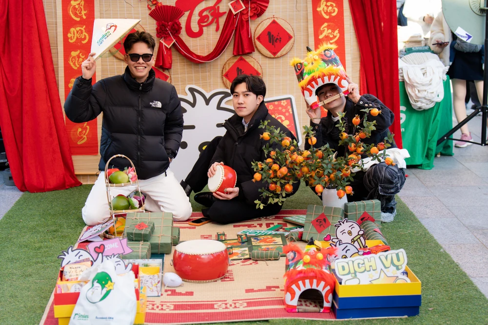 Cácb bạn trẻ Việt Nam tham dự checkin_xuan-que-huong-nguoi-viet.jpg