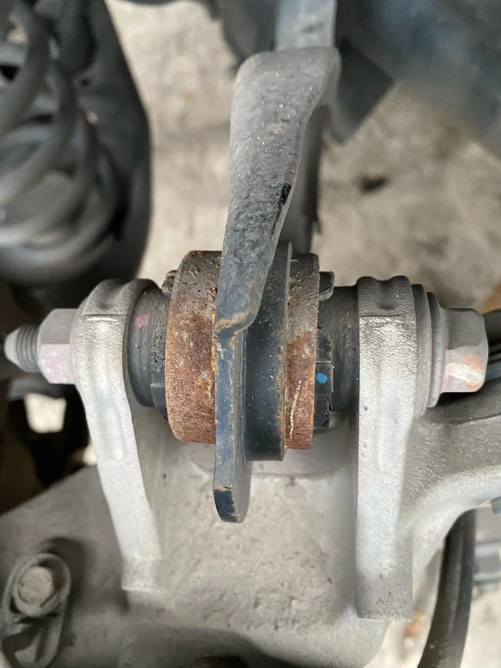 vết rỉ sét trên chiêc xe Honda CR-V tại Quảng Ninh.