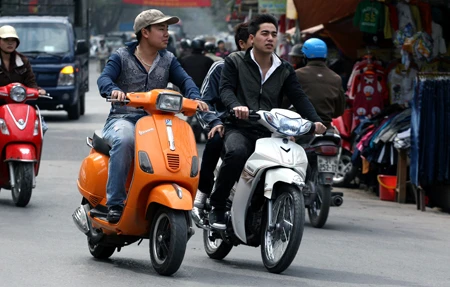 Xe máy không được trang bị gương bị phạt tiền từ 100-200 ngàn đồng.