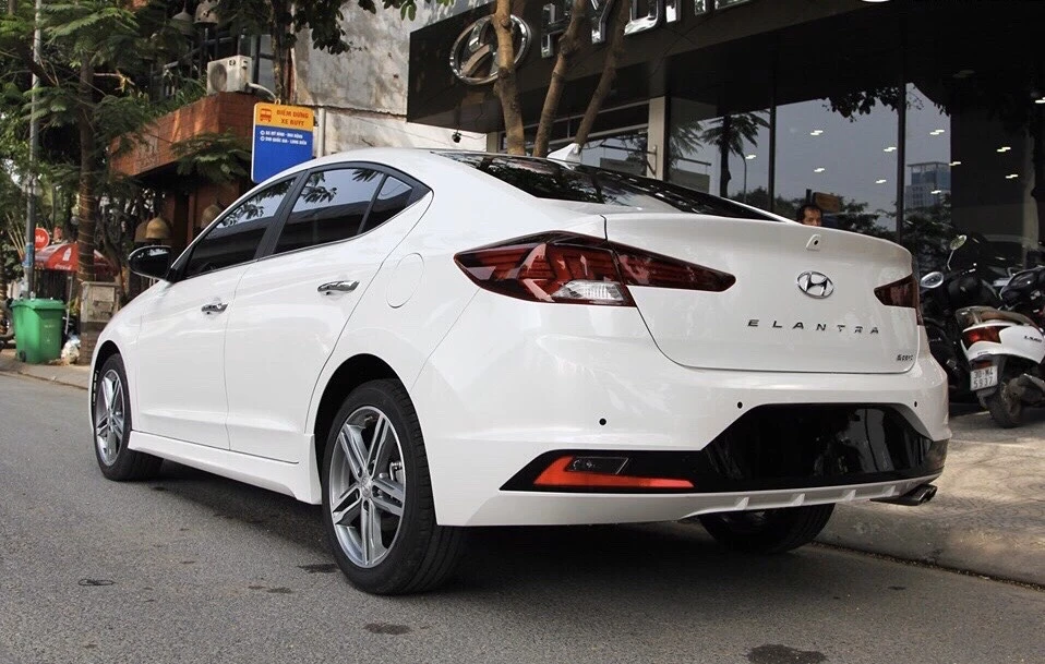 Hyundai Elantra đang được giảm giá từ 10-20 triệu đồng. 
