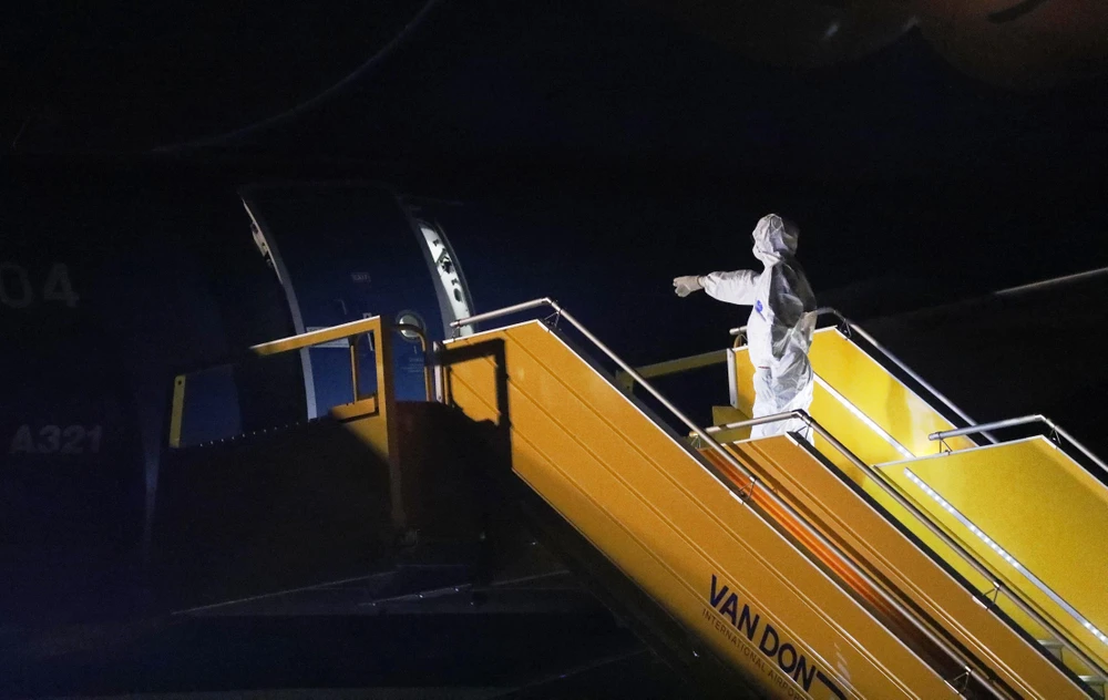 Không ngần ngại dịch bệnh, họ vẫn niềm nở đón đồng bào trở về quê hương.