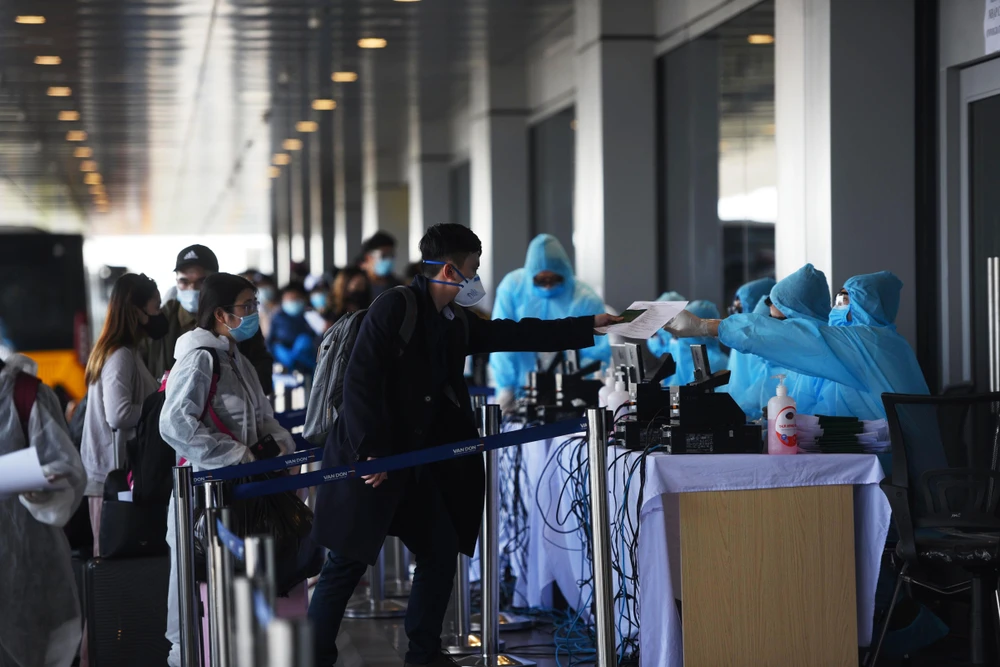 Những niềm vui của người Việt trở về từ vùng dịch.