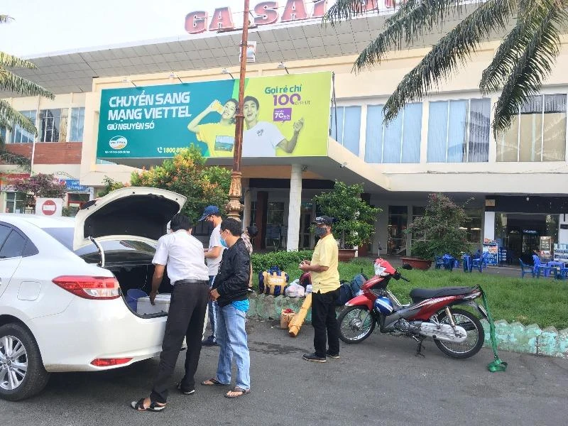 Xe công nghệ chở hành khách đến Ga Sài Gòn.