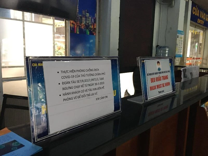 Bảng hướng dẫn đổi, trả vé thuộc các chuyến tàu bị hủy trước đó.