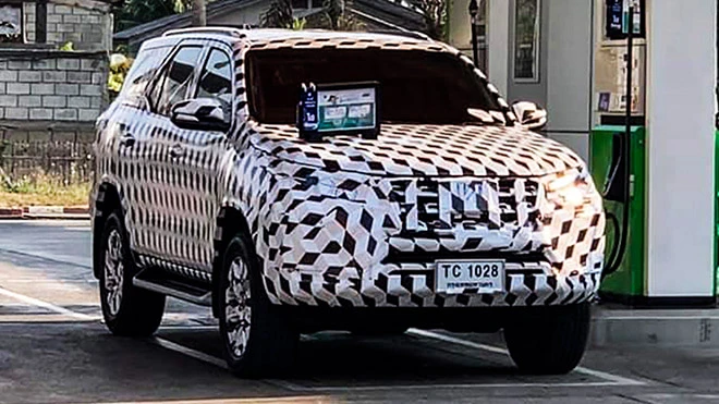 Trước đó, hình ảnh Fortuner facelift chạy thử trên đường phố Thái Lan. 