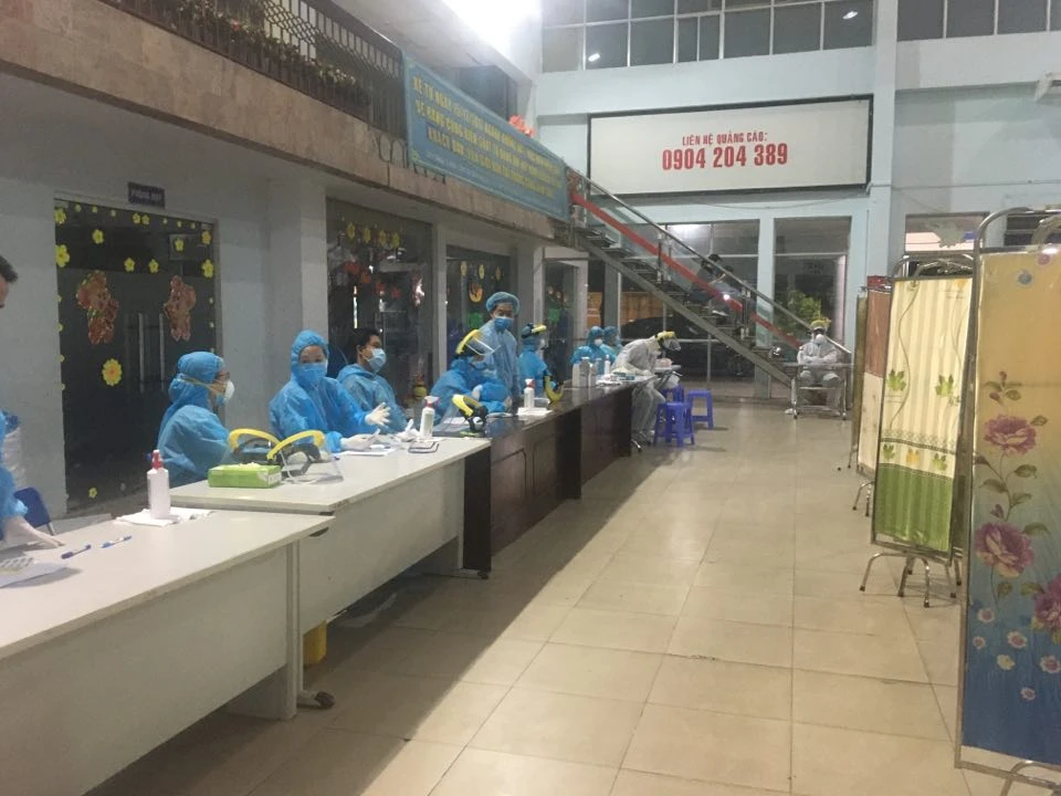 Các nhân viên y tế có mặt từ 4 giờ sáng (ngày 11-4) để thực hiện nhiệm vụ.