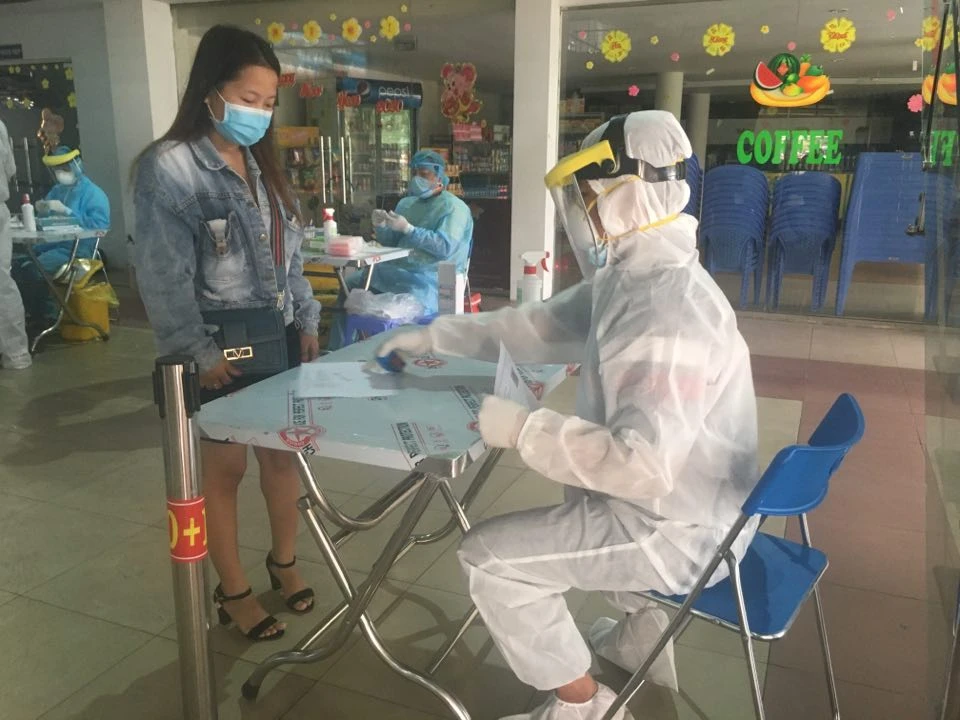 Mỗi nhân viên y tế sẽ lấy mẫu xét nghiệm cho hành khách xuống tàu.