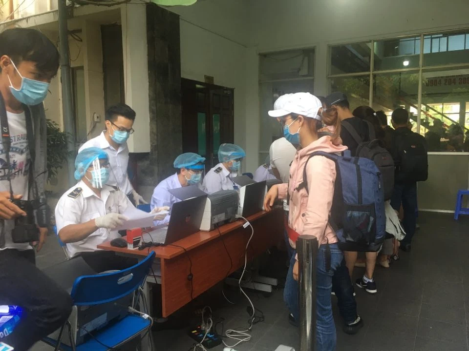 Hành khách khai báo y tế theo thứ tự.