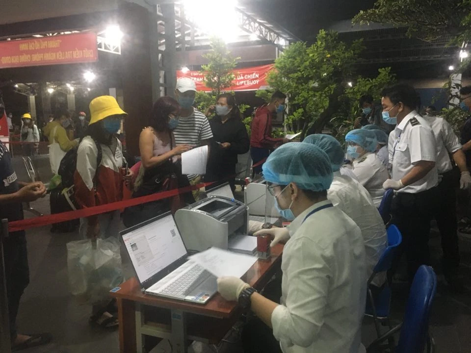 Hành khách rất tuân thủ hướng dẫn của nhân viên tại Ga Sài Gòn.