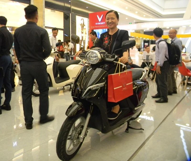 Các mẫu xe máy điện như VinFast cũng được người dùng lựa chọn nhiều hơn xe máy xăng. 