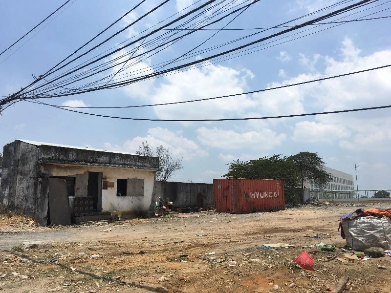 Một ngôi nhà không có người dân sinh sống vẫn hiện hữu phía sau bến xe.