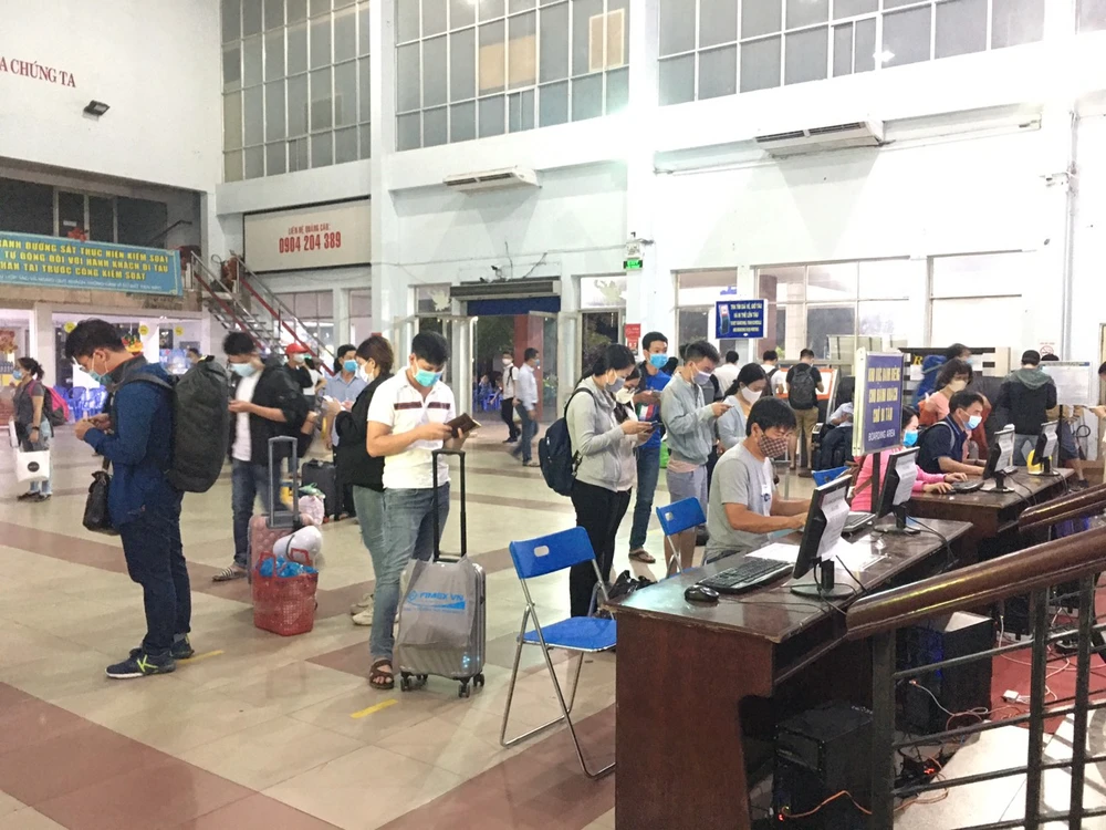 Hành khách làm thủ tục khai báo y tế.